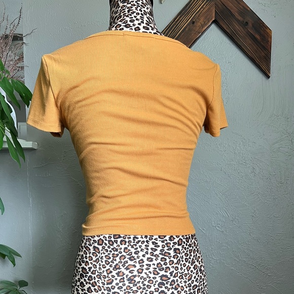 Stretchy, cropped,ribbed, fitted t shirt - size SMALL - Picture 2 of 4